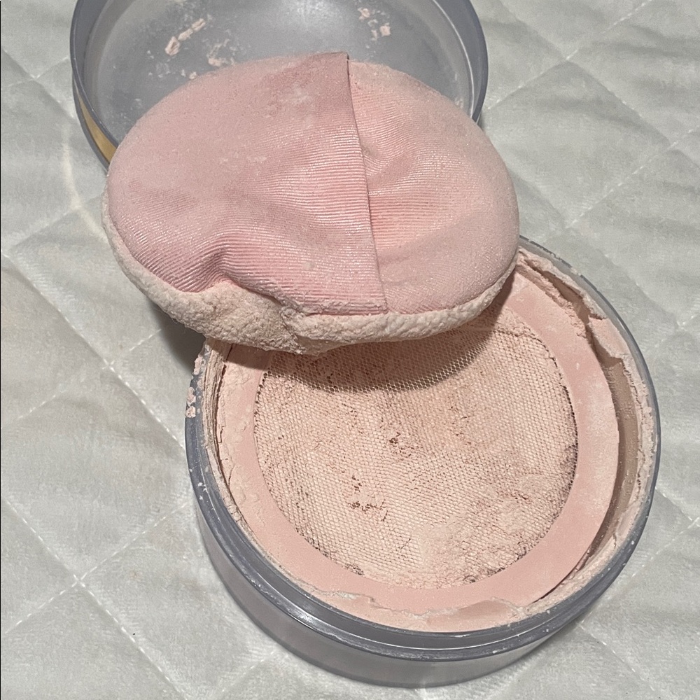 Estee Lauder Beautiful Setting Powder in Soft Purple - Picture 3 of 4